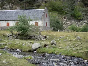 Néouvielle Massiv - Naturschutzgebiet Néouvielle: Gebäude am Flussrand