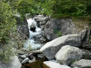 Néouvielle Massiv - Naturschutzgebiet Néouvielle: Fluss fliessend inmitten der Felsen