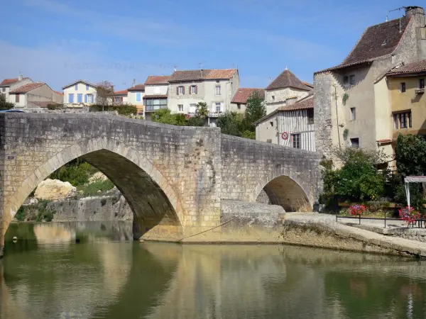 Nérac - Vieux pont enjambant la rivière Baïse et façades de maisons du vieux Nérac (cité médiévale) ; dans le Pays d'Albret