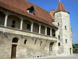 Nérac - Schloss Henri IV (Museum): Renaissance Säulengang der herrschaftlichen Unterkunft; im Pays d'Albret