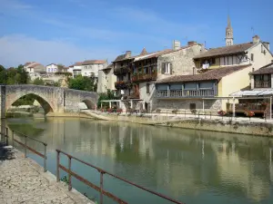 Nérac - Quais, rivière Baïse, vieux pont, maisons de la cité médiévale et clocher de l'église Notre-Dame dominant l'ensemble ; dans le Pays d'Albret