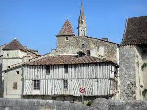 Nérac - Façades de maisons du vieux Nérac (cité médiévale) et clocher de l'église Notre-Dame dominant l'ensemble