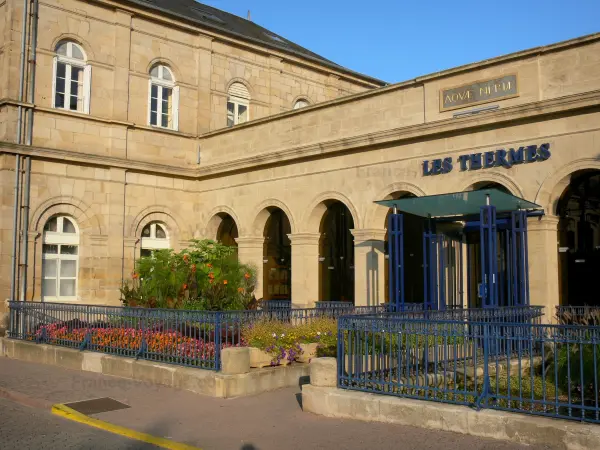 Néris-les-Bains - Station thermale : façade des Thermes (établissement thermal) et parterre de fleurs