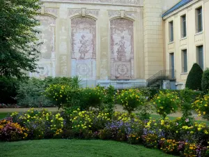 Néris-les-Bains - Façade du théâtre ornée de fresques et décoration florale (fleurs) de la station thermale