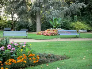 Néris-les-Bains - Parc Thermal spa garden with benches, flowerbeds, lawns and trees