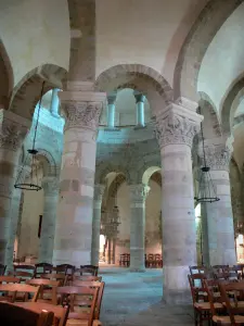 Neuvy-Saint-Sépulchre basilica - Inside the Saint-Jacques-le-Majeur basilica (church, Saint-Etienne collegiate church): columns of the rotunda