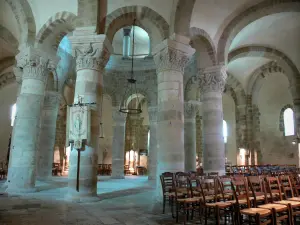 Neuvy-Saint-Sépulchre basilica - Inside the Saint-Jacques-le-Majeur basilica (church, Saint-Etienne collegiate church): columns of the rotunda