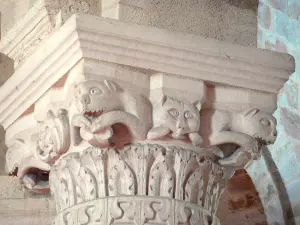 Neuvy-Saint-Sépulchre basilica - Inside the Saint-Jacques-le-Majeur basilica (church, Saint-Etienne collegiate church): sculpted capital