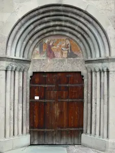 Névache - Portail de l'église Saint-Marcellin et son tympan orné d'une peinture murale représentant l'Annonciation ; dans la vallée de la Clarée