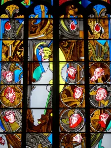 Nevers - All'interno della Cattedrale di Saint-Cyr-et-Sainte-Julitte: Contemporary vetrate