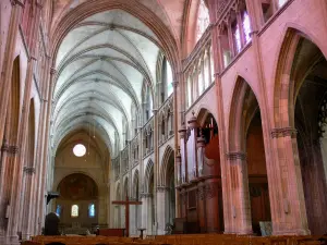 Nevers - All'interno della Cattedrale di Saint-Cyr-et-Sainte-Julitte: navata gotica e coro romanico