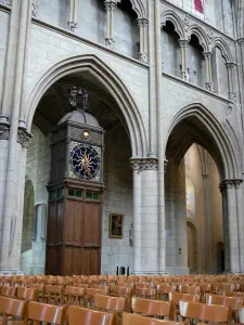 Nevers - Inside the Saint-Cyr-et-Sainte-Julitte cathedral: carillon clock