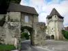 Nevers - Porte du Croux (tour-porte médiévale) et son avant-porte en premier plan