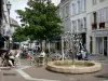 Nevers - Café terrazza e facciate della piazza Guy Coquille