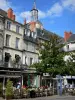 Nevers - Terrasse de café et façades de la place Saint-Sébastien, clocher du beffroi dominant l'ensemble