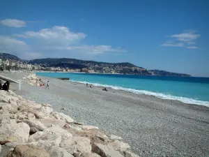 Nice - Plage de galets et mer, Mont-Boron en arrière-plan