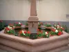 Niedermorschwihr - Mit Blumen (Geranien) beschmückter Brunnen