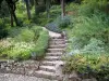 Nîmes - Jardin de la Fontaine (parc) : escalier bordé de massifs de fleurs et d'arbustes