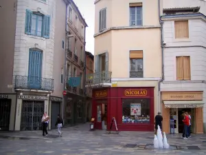 Nîmes - Fachadas de las casas, fuentes y tiendas del casco antiguo