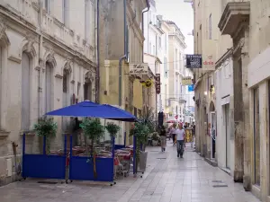 Nîmes - Callejón en el casco antiguo: cafetería, tiendas y fachadas de las casas