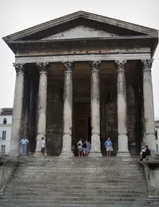 Nîmes - Portique de la Maison Carrée avec ses colonnes surmontées de chapiteaux corinthiens