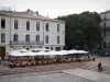 Nîmes - Cafetería con terraza y fachadas de la plaza de la Maison Carrée