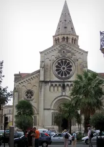 Nîmes - Église Saint-Paul et palmiers