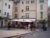 Nîmes - Terrasse de café et façades de maisons de la place aux Herbes