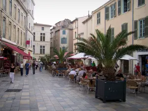 Nîmes - Coloque el reloj: las fachadas de las casas, cafés al aire libre y palmeras