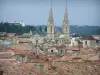 Nîmes - Vue sur les toits de la vieille ville et les deux clochers surmontés de flèches de l'église Saint-Baudile