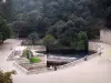 Nîmes - Jardin de la Fontaine: con vistas a la cuenca de la fuente