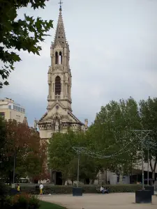 Nîmes - Clocher de l'église Sainte-Perpétue et Sainte-Félicité et arbres