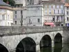 Niort - Vieux pont sur la Sèvre niortaise et façades de la vieille ville