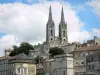 Niort - Kirchturmspitzen der Kirche Saint-André und Fassaden der Altstadt