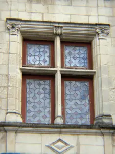 Niort - Mullioned window of Pilori