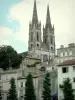 Niort - Kirchturmspitzen der Kirche Saint-André und Fassaden der Altstadt