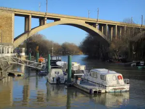 Nogent-sur-Marne - Viaduct overlooking the Marne river and the marina
