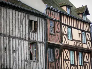 Nogent-le-Roi - Façades de maisons à pans de bois