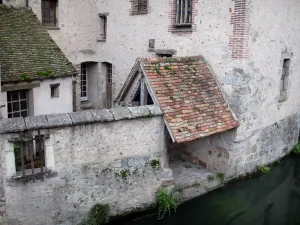 Nogent-le-Roi - House along the water (Roulebois river)