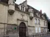 Nogent-le-Rotrou - Maison du Bailli avec ses lucarnes et ses deux tourelles