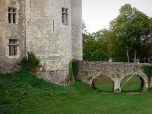 Nogent-le-Rotrou - Château Saint-Jean : tours du châtelet et pont