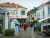 Noirmoutier island - Noirmoutier-en-l'Île: narrow street lined with houses and shops