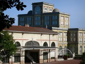 Noisiel - Sitio de la antigua fábrica de chocolate, con el edificio conocido como la Catedral