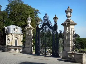 Noisiel - Cancello principale del parco e il padiglione di guardia