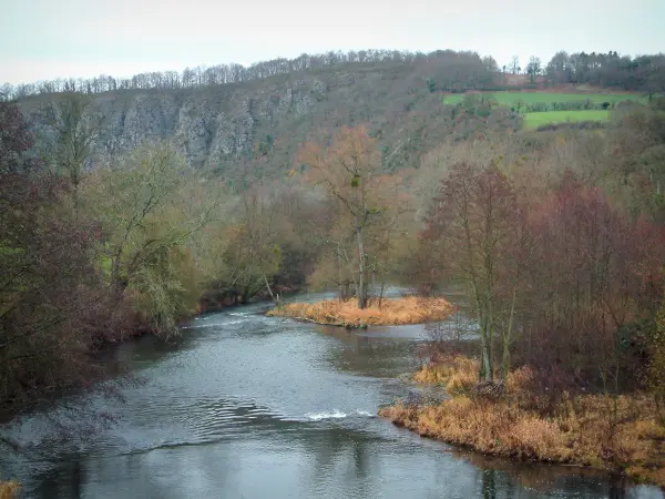 Normandisch Zwitserland - Vallei van de rivier de Orne, bomen, rotsen (rotswanden) en groene weiden (groen)