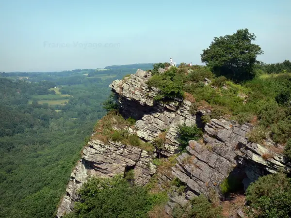 Normannische Schweiz - Fels Oëtre (natürlicher Aussichtspunkt) mit Blick auf die bewaldete umliegende Landschaft