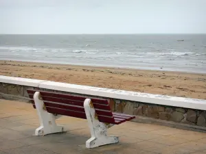 Notre-Dame-de-Monts - Station balnéaire : banc de la promenade avec vue sur la plage de sable et la mer (océan Atlantique)