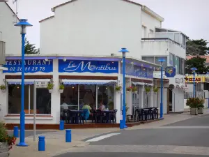 Notre-Dame-de-Monts - Badeort: Blaue Strassenleuchten, Häuser und Restaurant