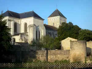 Nouaillé-Maupertuis abbey - Saint-Junien abbey (ancient Benedictine abbey): abbey church and its bell tower