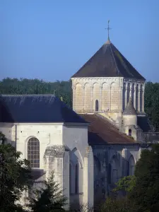 Nouaillé-Maupertuis abbey - Saint-Junien abbey (ancient Benedictine abbey): abbey church and its bell tower